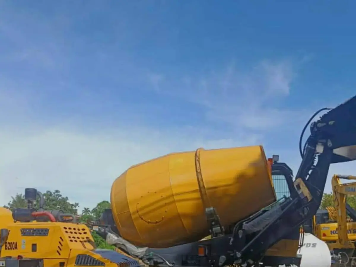 YYDS self-loading concrete mixer for sale